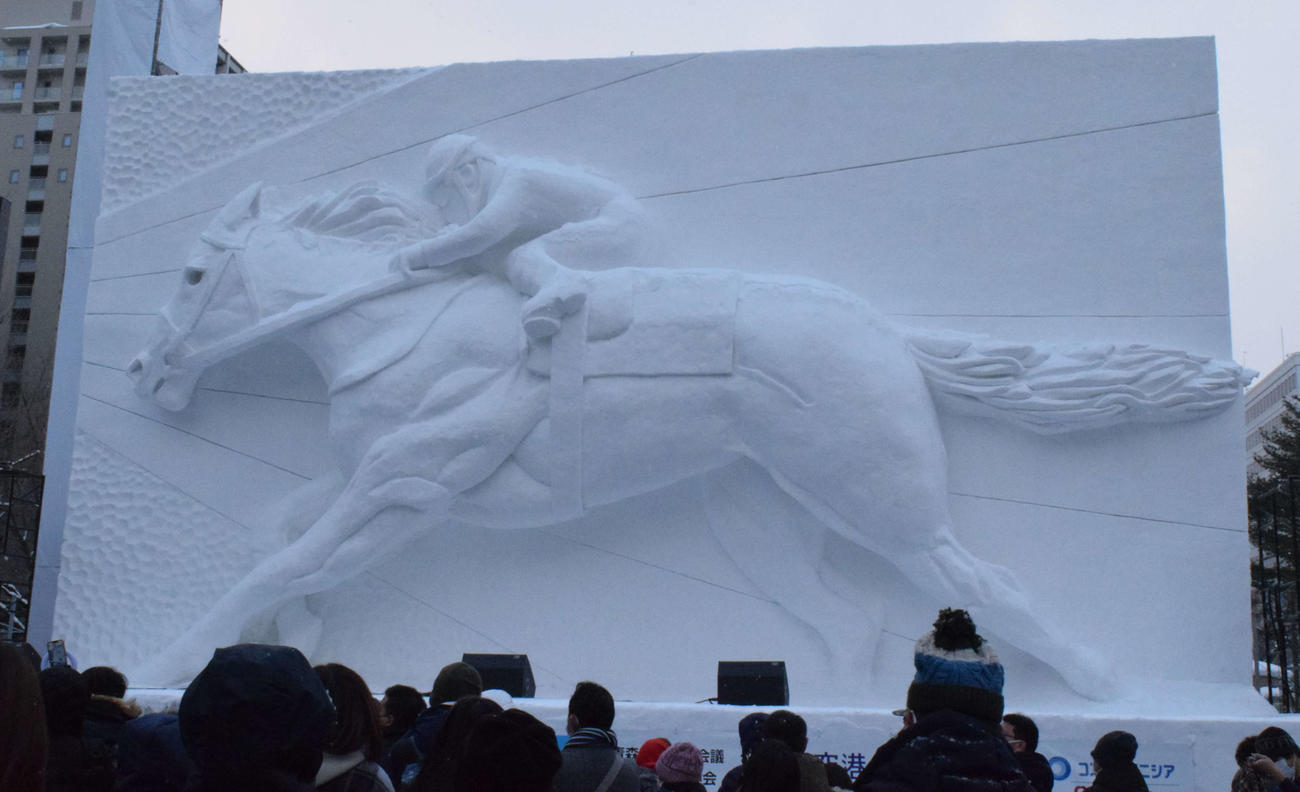 「第73回さっぽろ雪まつり」に登場したサラブレッドの雪像