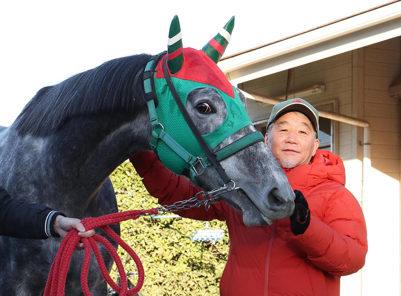 ウインマイティーと五十嵐師（2022年12月20日撮影）