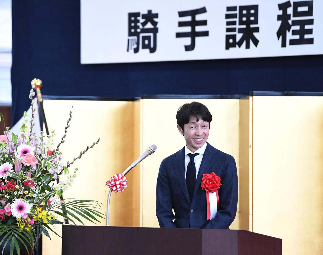 競馬学校騎手課程第39期生卒業式で、あいさつする騎手クラブ会長の武豊騎手（撮影・柴田隆二）