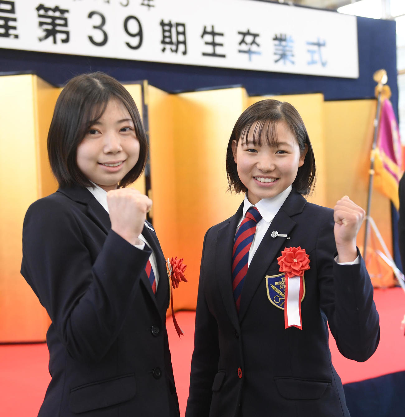 競馬学校騎手課程第39期生卒業式でガッツポーズする河原田菜々騎手（左）と小林美駒騎手（撮影・柴田隆二）