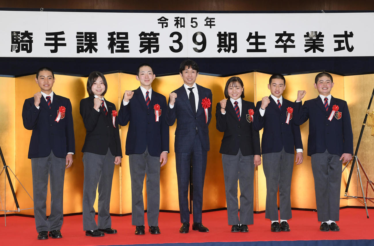 武豊騎手（中央）と記念撮影する、左から石田騎手、河原田騎手、小林勝騎手、1人置いて小林美騎手、佐藤騎手、田口騎手