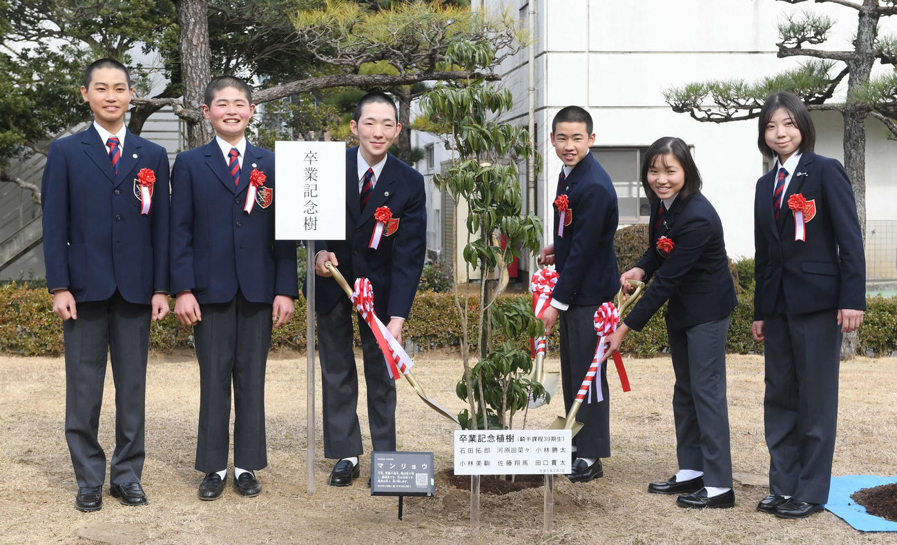 記念植樹する左から石田騎手、田口騎手、小林勝騎手、佐藤騎手、小林美騎手、河原田騎手（撮影・柴田隆二）