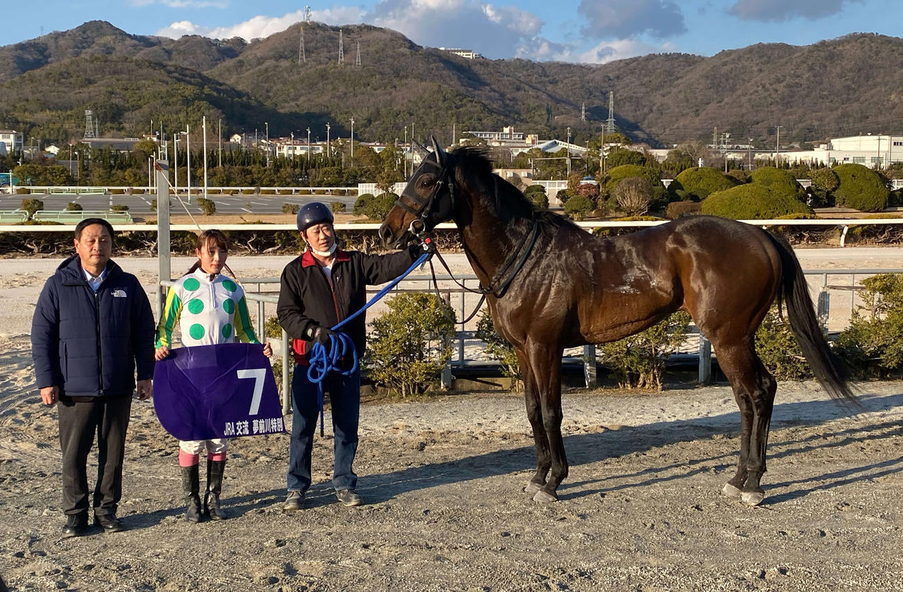 姫路11Ｒ夢前川特別を勝利した永島まなみ騎手（左から2人目）