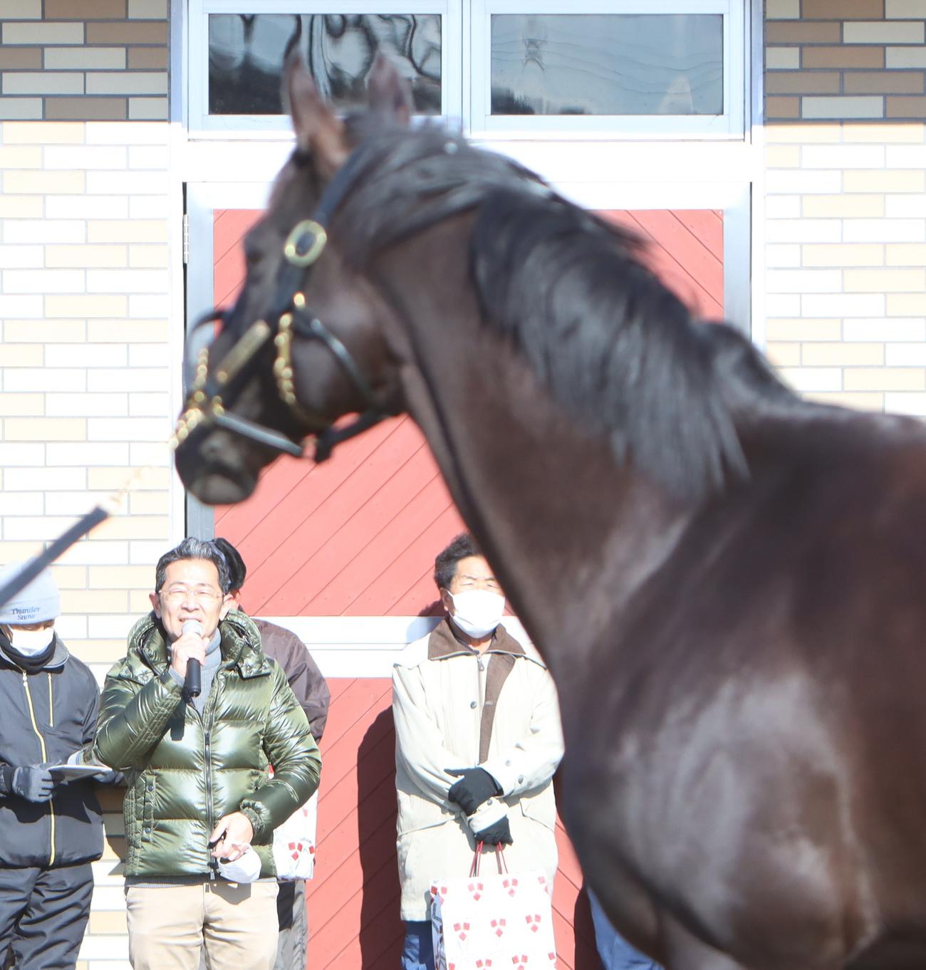 23年種牡馬展示会でグローリーヴェイズをPRする尾関師（左）（撮影・奥村晶治）