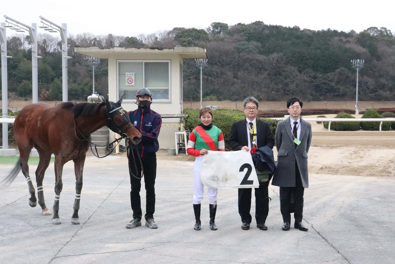 佐賀7Rグリーンカップをシャウラで勝利した今村聖奈騎手（左から2人目）