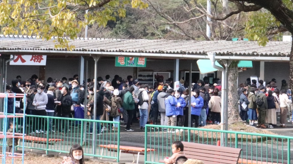 「ウマ娘プリティ－ダービー」コラボイベント開催で多くのファンが詰めかける佐賀競馬場(撮影・松本健史)