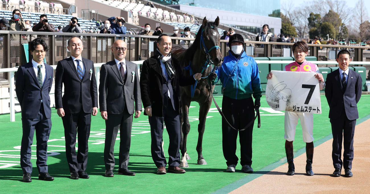 東京2R、3歳新馬戦を制したジェムステートの口取りをする三浦騎手（撮影・丹羽敏通）