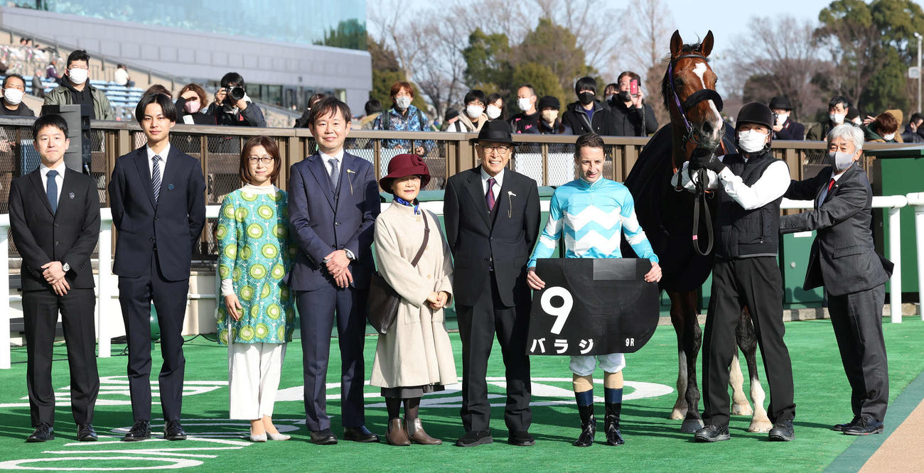 東京9R、箱根特別を制したバラジの口取りをするルメール騎手と鹿戸師（撮影・丹羽敏通）