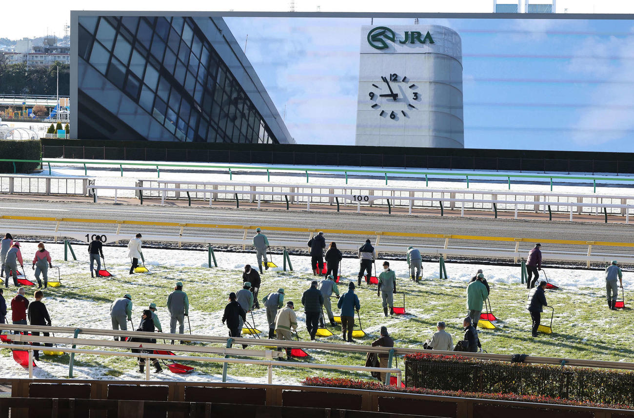 芝コースの除雪作業をする職員や係員（撮影・丹羽敏通）