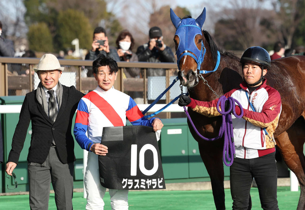 雲雀Sを制したグラスミヤラビの口取りをする大江原師（左）と柴田善騎手（撮影・丹羽敏通）
