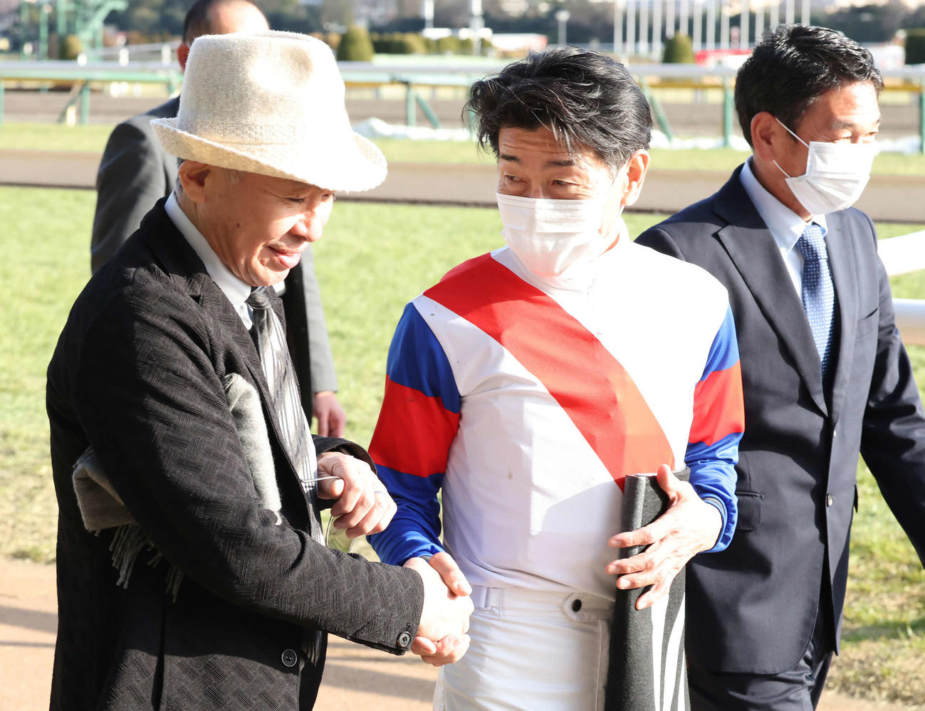 雲雀Sをグラスミヤラビで制して大江原師（左）と握手する柴田善騎手（撮影・丹羽敏通）