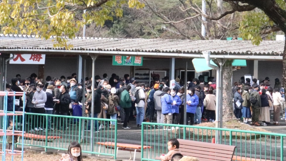 「ウマ娘」コラボイベント開催で多くのファンが詰めかける佐賀競馬場(撮影・松本健史)