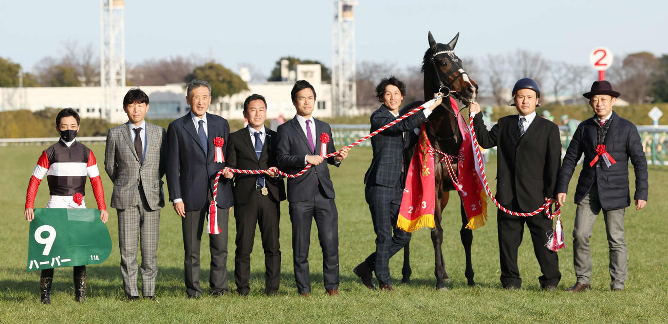 クイーンCを制したハーパーの口取りをする川田騎手と友道師（撮影・丹羽敏通）