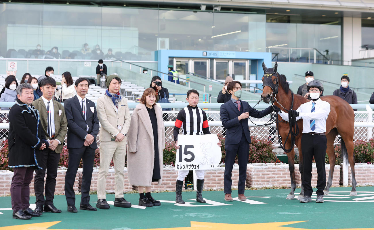 新馬戦を制し、記念撮影に納まる岩田望騎手（左から6人目）とカレンハサウェイ（撮影・前田充）