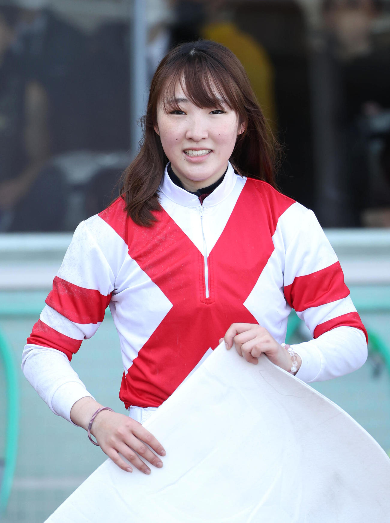 キリンジで阪神2Rを勝利し、口取りへ向かう永島騎手（撮影・白石智彦）