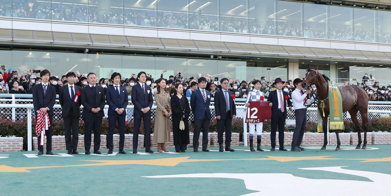 京都記念を快勝したドウデュースと口取りに並ぶ武豊騎手（右から3人目）（撮影・白石智彦）