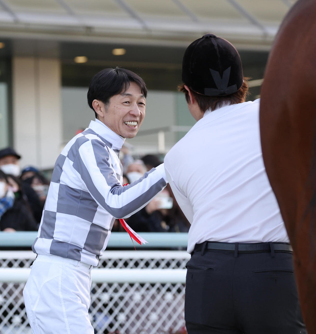 口取り撮影が終わり笑顔でグータッチを交わす武豊騎手（撮影・白石智彦）