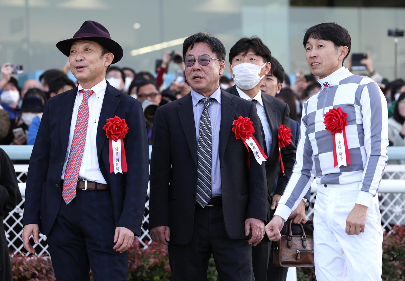 ターフビジョンの映像を見る左から、友道師、キーファーズ松島氏、ノーザンF吉田俊氏、武豊騎手