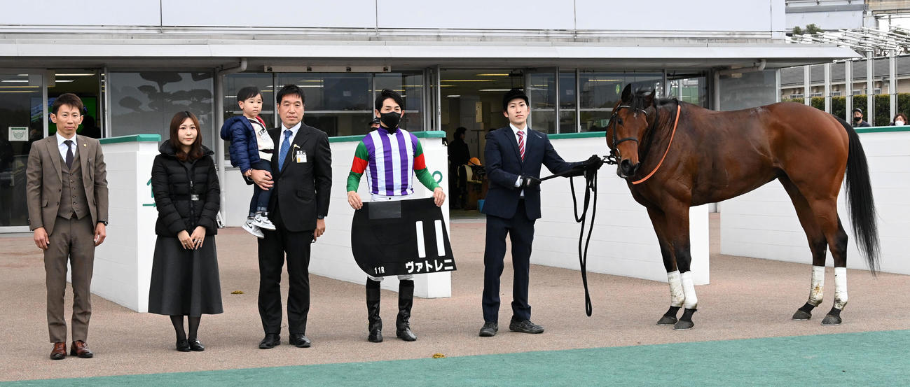 ゴール前の大混戦を抜け出し北九州短距離Sを制したヴァトレニと幸騎手（撮影・前岡正明）