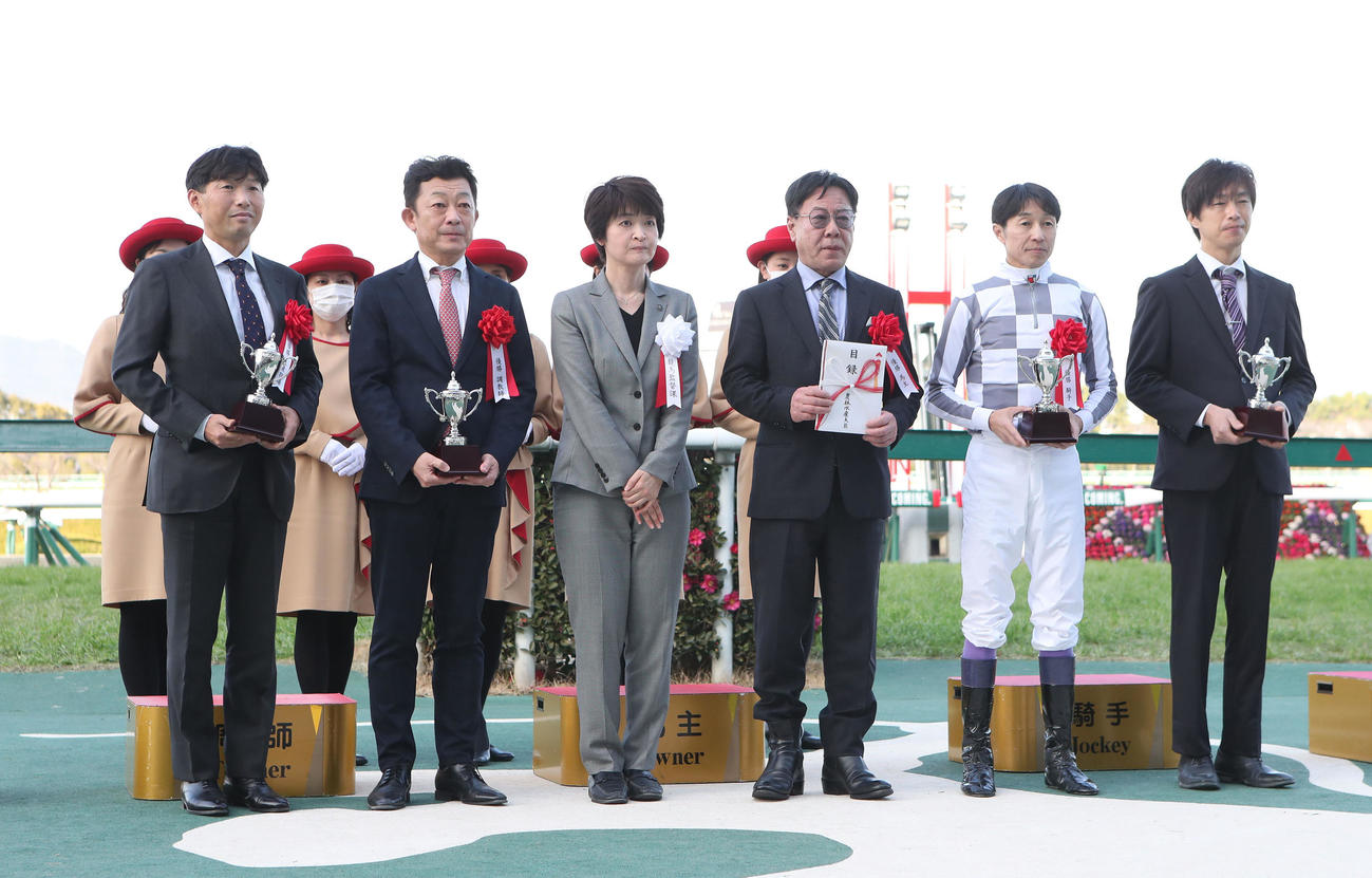 記念撮影に納まる左から、ノーザンF吉田俊氏、友道師、1人挟んで、キーファーズ松島氏、武豊騎手