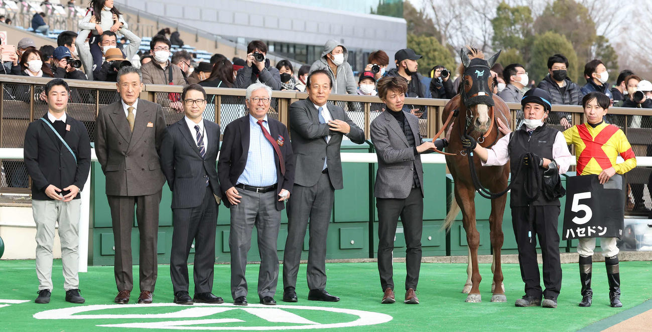 東京10R、バレンタインSを制したハセドンの口取りをする横山和騎手（右端）（撮影・丹羽敏通）