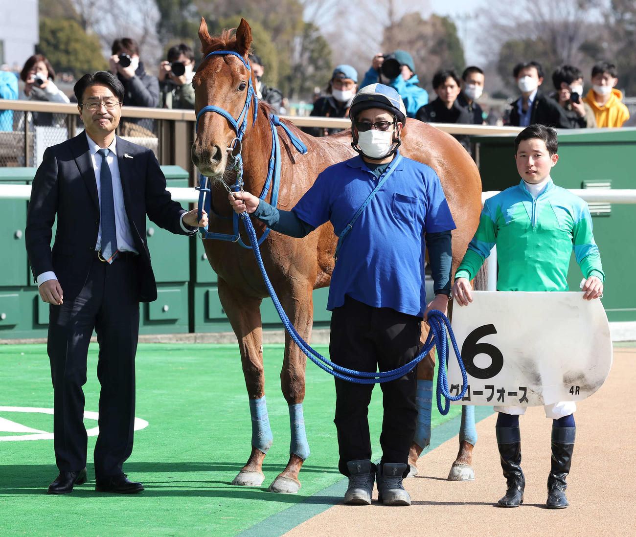 東京4R、3歳新馬戦を制したグローフォースの口取りをする小笠師（左）と武藤騎手（撮影・丹羽敏通）