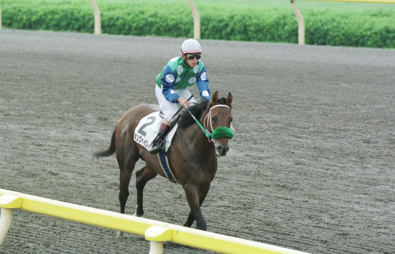 98年6月、日本ダービーで14着と惨敗し引き揚げる福永騎手とキングヘイロー