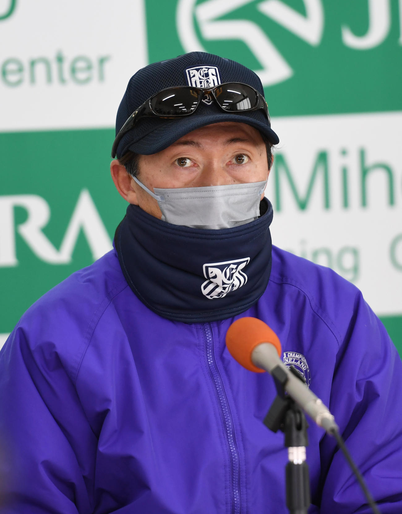 テイエムサウスダンの追い切り終えて会見する蛯名正調教師（撮影・柴田隆二）