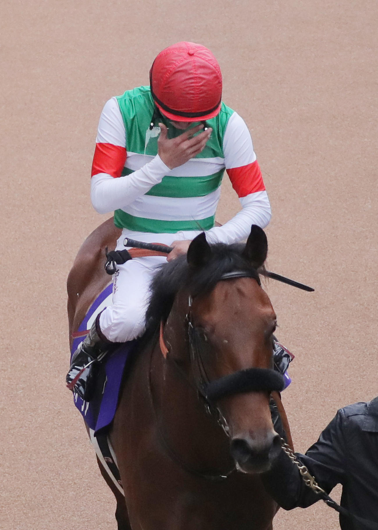 天皇賞を制したエフフォーリアの横山武騎手は、ウイニングランで涙ぐんだ（2021年10月31日撮影）
