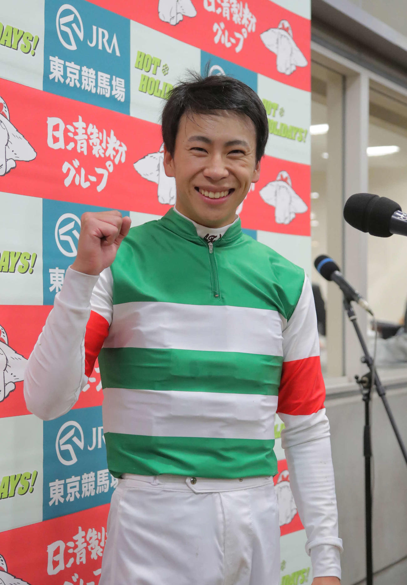天皇賞を制したエフフォーリアの横山武騎手は笑顔でインタビューに答えた（2021年10月31日撮影）