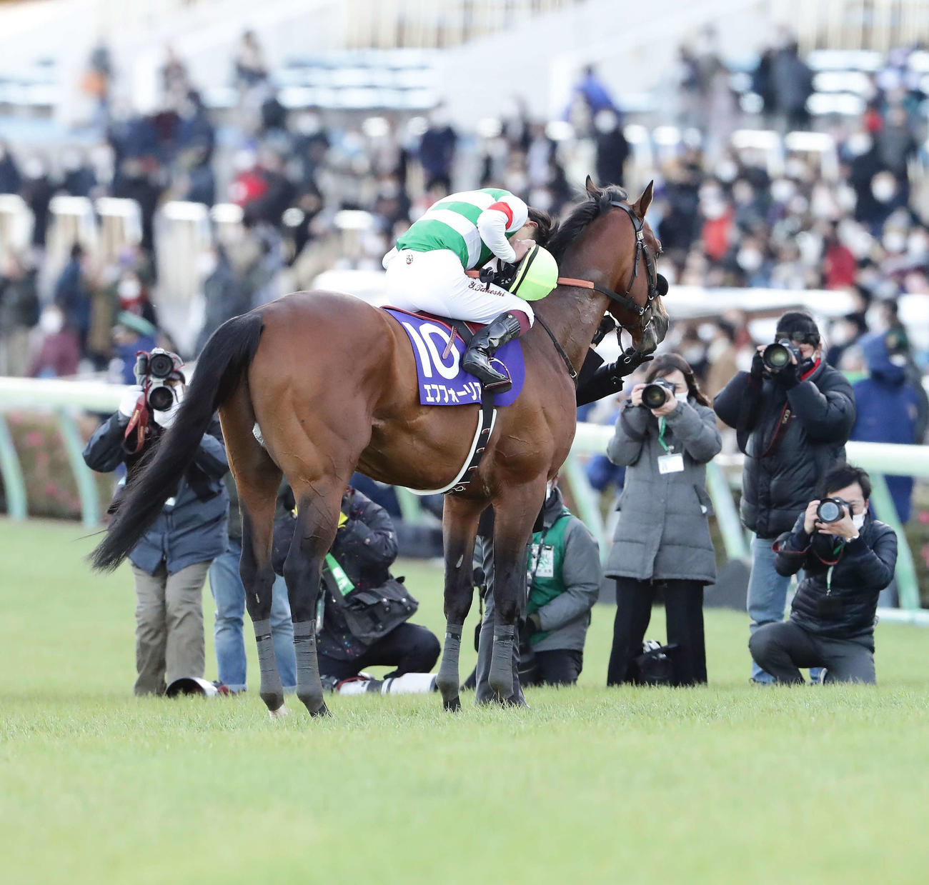 有馬記念を制したエフフォーリアの馬上で頭を下げる横山武騎手（2021年12月25日撮影）