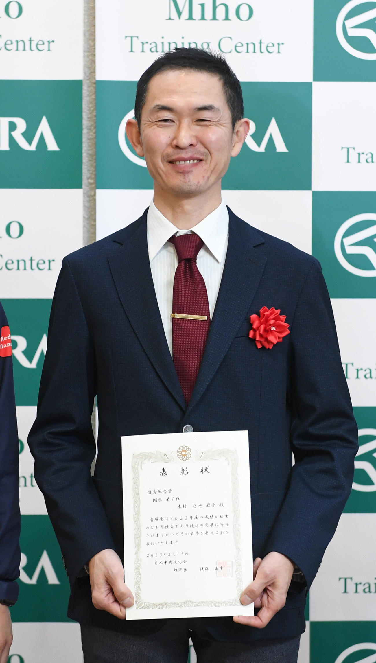 美浦トレーニングセンター年度表彰で優秀厩舎賞関東第1位に輝いた木村調教師（撮影・柴田隆二）