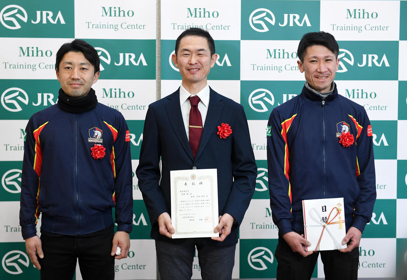 優秀厩舎賞関東第1位に輝いた木村調教師（中央）、阿部助手（右）、楠助手（撮影・柴田隆二）