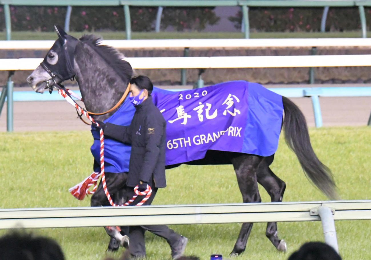 引退式でターフをかみしめるクロノジェネシス（2021年12月26日撮影）