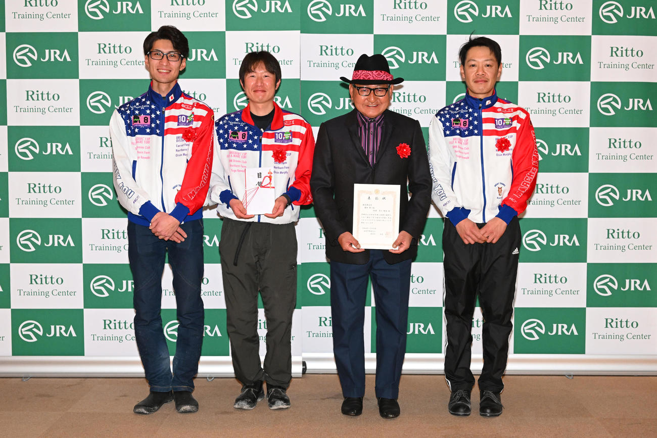 関西の優秀厩舎賞第1位となり表彰される矢作厩舎。左から3人目が矢作師（JRA提供）