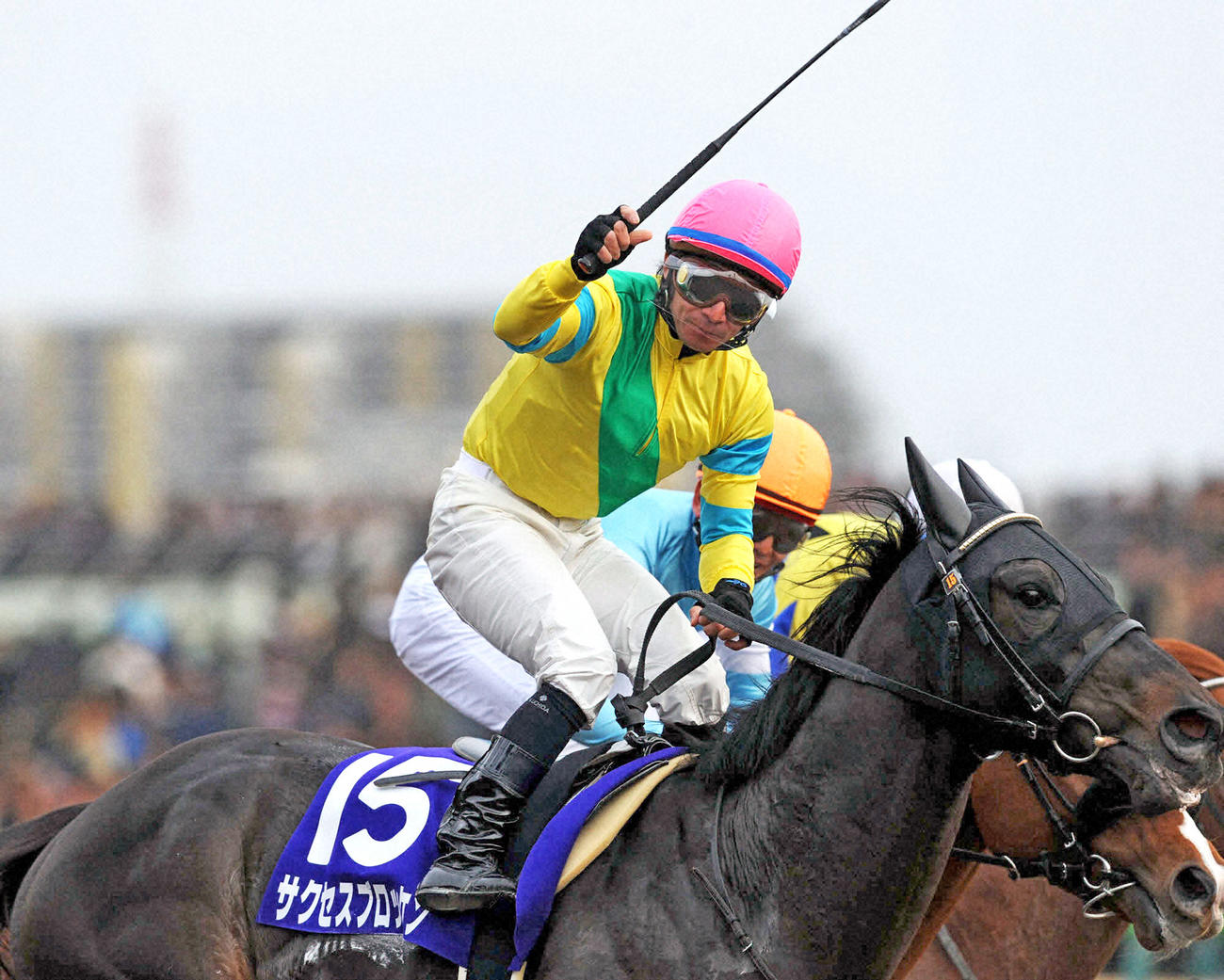 09年2月、フェブラリーSで優勝したサクセスブロッケンの内田博幸騎手はガッツポーズを見せる