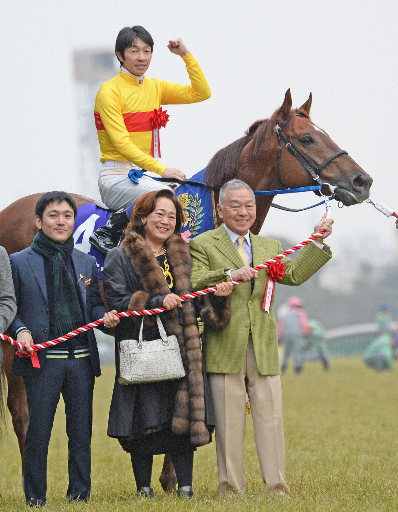 15年2月、フェブラリーSを制したコパノリッキー。右下は小林祥晃（Dr.コパ）オーナー