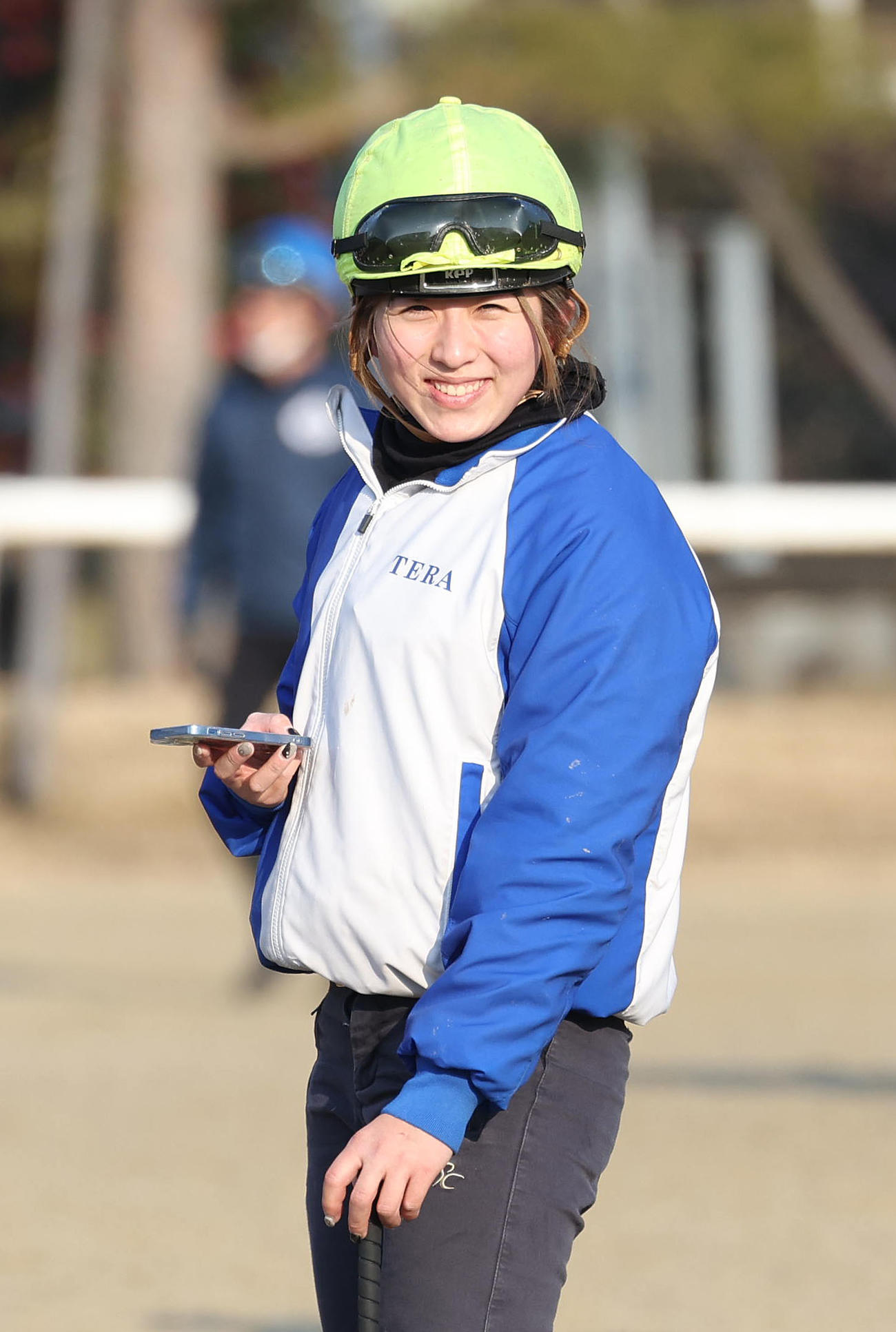 調教の合間に笑顔を見せる今村聖奈騎手（2023年2月8日撮影）