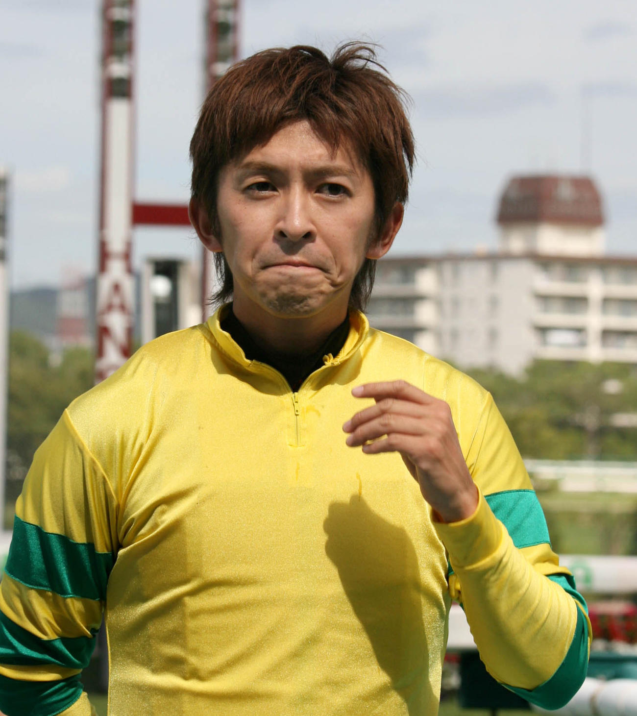 08年9月、神妙な表情でインタビューに応える福永祐一騎手