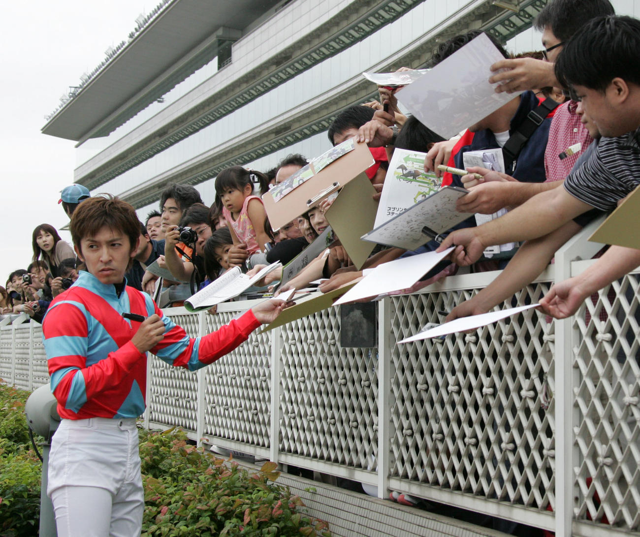 08年9月、親父超えのJRA通算984勝目を飾った福永祐一騎手はファンの声援にサインでこたえた