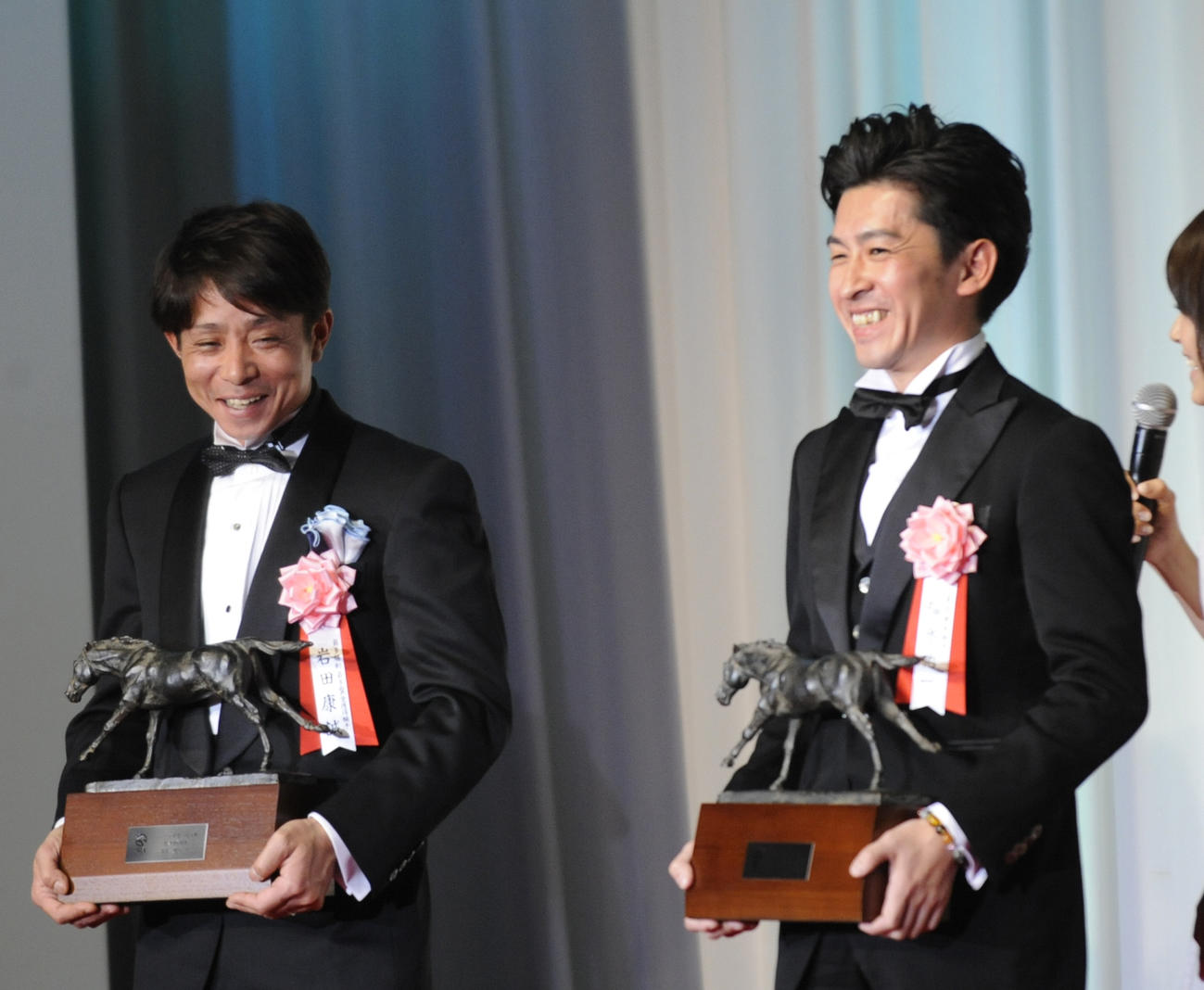 12年1月、最多勝利騎手賞の表彰を受けた岩田康誠騎手（左）と最高勝率騎手の表彰を受けた福永祐一騎手