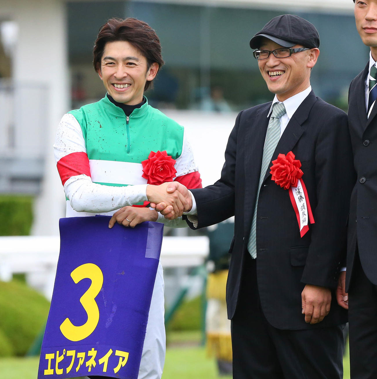 13年10月、エピファネイアで菊花賞を制して握手を交わす福永祐一騎手（左）と角居勝彦師