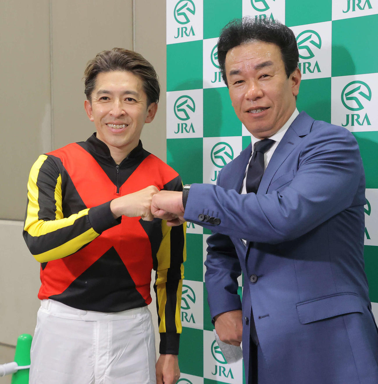 21年5月、シャフリヤールでダービーを制して拳を合わせる福永祐一騎手（左）と藤原英昭師