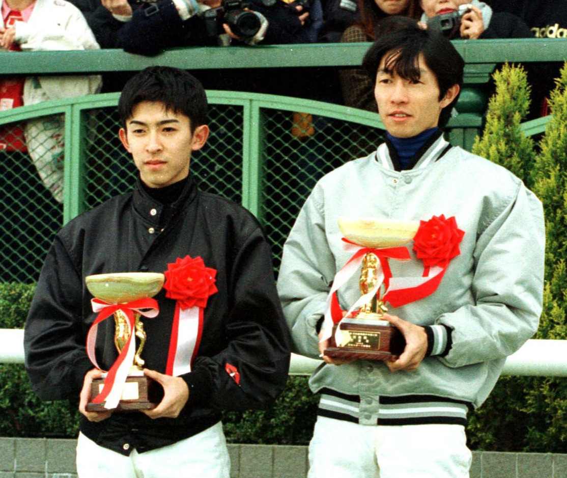 97年1月、ニッカン3賞を受賞した福永祐一騎手（左）と武豊騎手