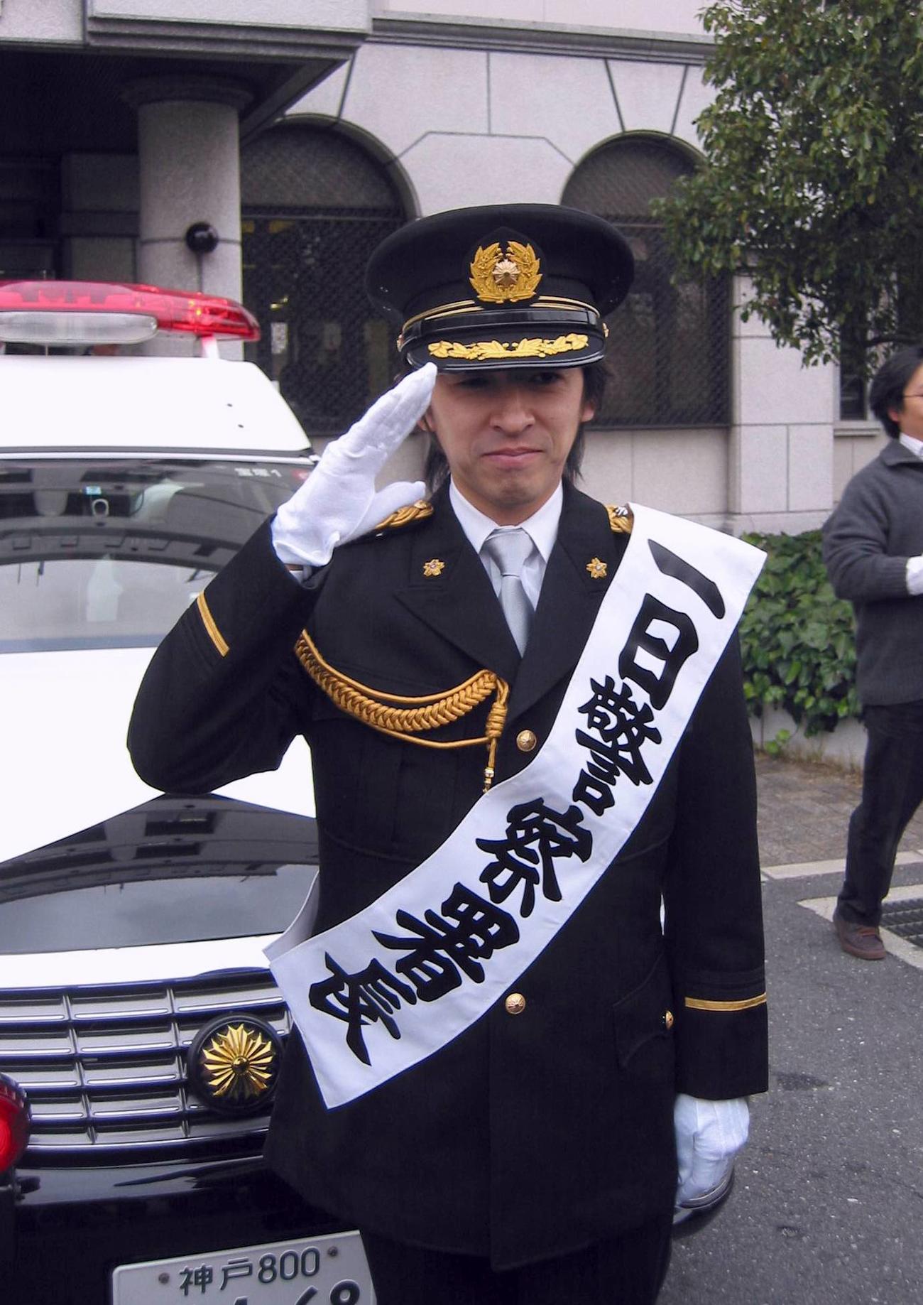 07年11月、初の一日警察署長を務めた福永祐一騎手は、パトカーの前で格好良く敬礼のポーズ