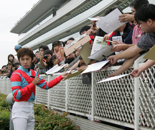 08年9月、親父超えのJRA通算984勝目を飾った福永祐一騎手はファンの声援にサインでこたえた