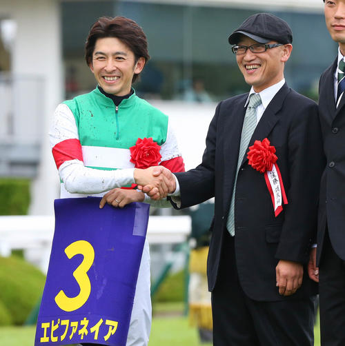 13年10月、エピファネイアで菊花賞を制して握手を交わす福永祐一騎手（左）と角居勝彦師