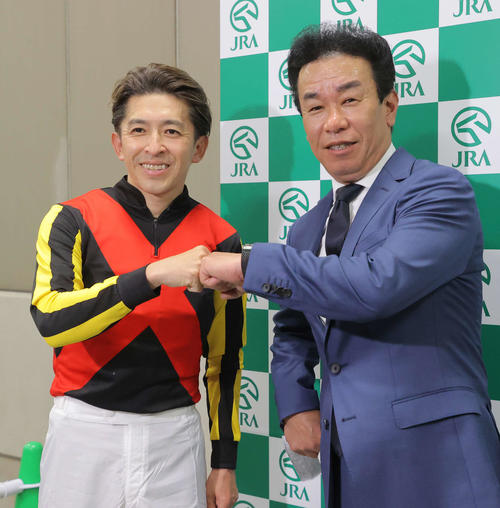 21年5月、シャフリヤールでダービーを制して拳を合わせる福永祐一騎手（左）と藤原英昭師