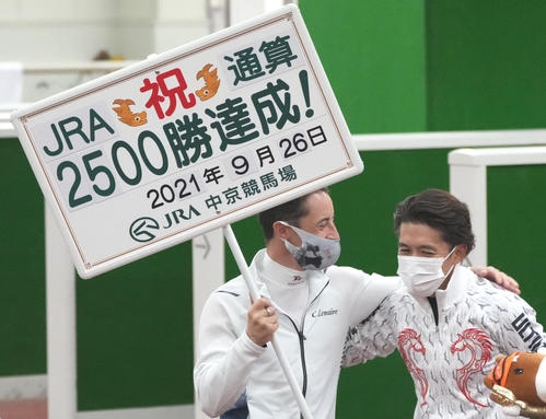 21年9月、JRA通算2500勝を達成しルメール騎手（左）から祝福され笑顔の福永祐一騎手