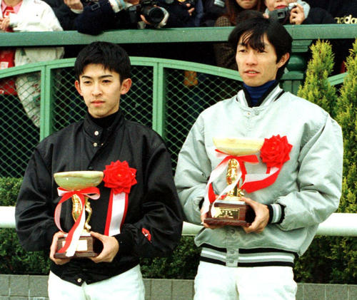 97年1月、ニッカン3賞を受賞した福永祐一騎手（左）と武豊騎手